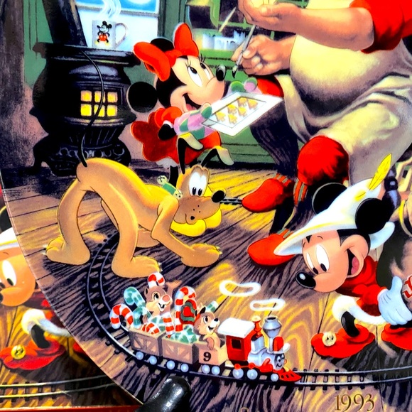 DISNEY STORE NWT VTG 1993 CHRISTMAS SANTA’S WORKSHOP PORCELAIN PLATE JAPAN 9.5” - Picture 6 of 14